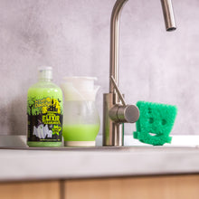 Načíst obrázek do prohlížeče Galerie, Elixír čistoty a houbička Frankenstein Scrub Daddy u dřezu