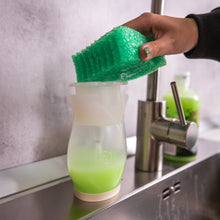 Načíst obrázek do prohlížeče Galerie, Houbička Frankenstein Scrub Daddy a dávkovač prostředku na nádobí Soap Daddy při použití
