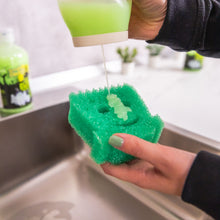 Načíst obrázek do prohlížeče Galerie, Houbička Frankenstein Scrub Daddy FlexTexture® při použití
