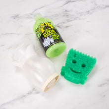 Načíst obrázek do prohlížeče Galerie, Halloweenský balíček Scrub Daddy s prostředkem na nádobí Elixír čistoty, houbičkou Frankenstein a dávkovačem Soap Daddy
