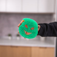 Načíst obrázek do prohlížeče Galerie, Houbička Oogie Boogie Scrub Mommy v kuchyňském prostředí
