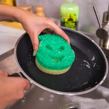 Načíst obrázek do prohlížeče Galerie, Houbička Oogie Boogie Scrub Mommy při čištění pánve
