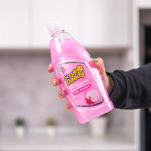 Načíst obrázek do prohlížeče Galerie, Prostředek na nádobí Scrub Daddy Pink Sparkle v ruce
